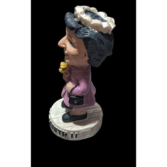 Queen Elizabeth II Mini Figure - Picture 4 of 16